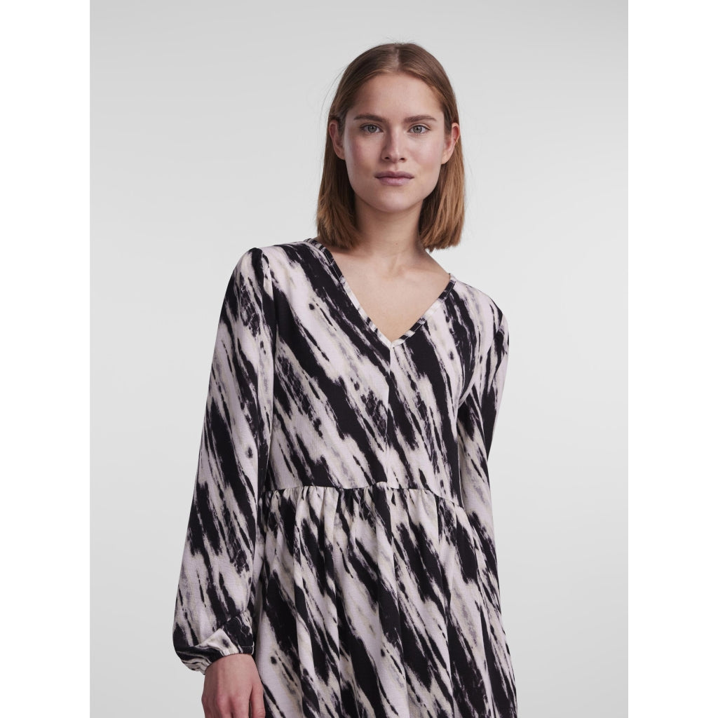 Dame Midi Kjole Cloud Dancer Black fra Pieces - Udsalg!