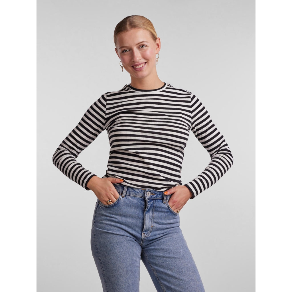 Dame Top Pcruka Cloud Dancer Black fra Pieces