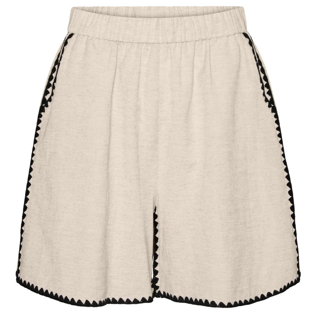 Seje Vero Moda dame shorts med kontrastsygninger