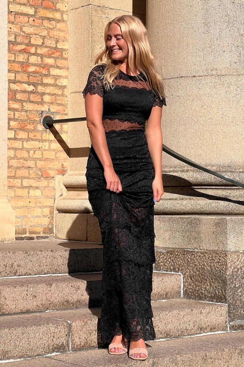 Kjole   Isabella Ss Dress Long Lace   Black fra Loved By Lykke