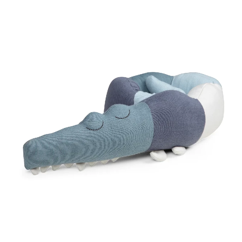 Strikket Mini Pude Sleepy Croc Powder Blue fra Sebra