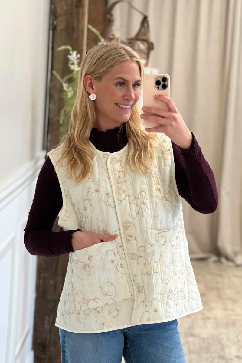 A View   Vest   Kammy Embrodery Vest   Sand White fra A-view