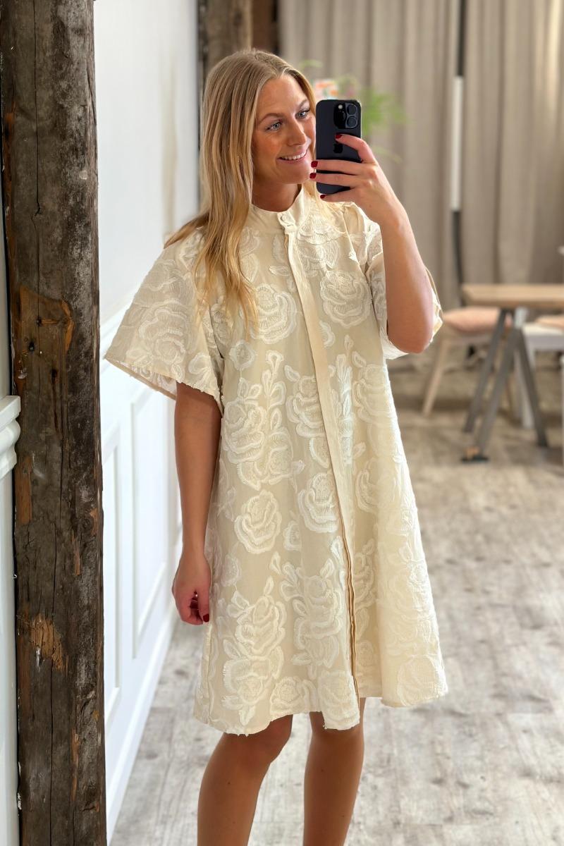 Kjole   Calamusbbphilly Dress   White fra Bruuns Bazaar