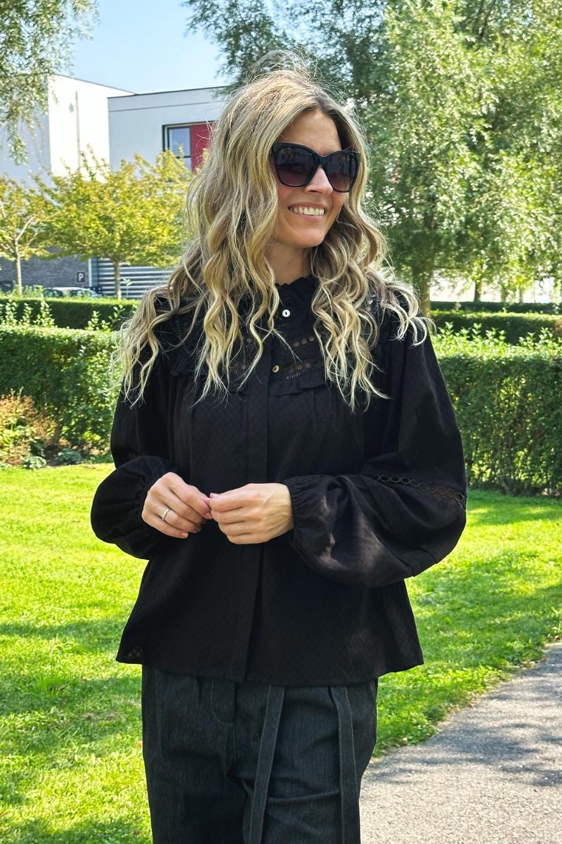 Bluse Sienna Emb Black fra Continue