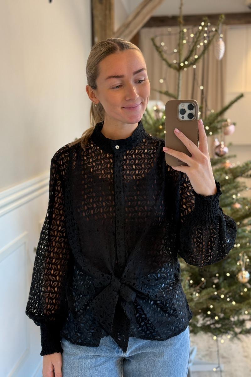 Bluse   Karina Lace   Black fra Continue