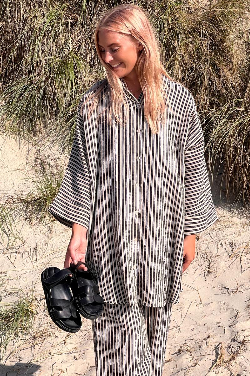 Skjorte   Ia Foxa Striped Beach Sh   Black Stripe (levering Midt April) fra Ichi