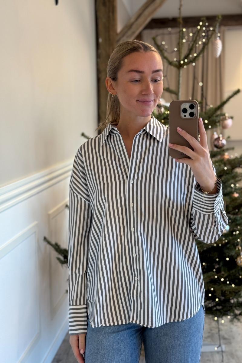 Skjorte     Vesper L S Loose Stripe Shirt   Cloud Dancer fra Jdy