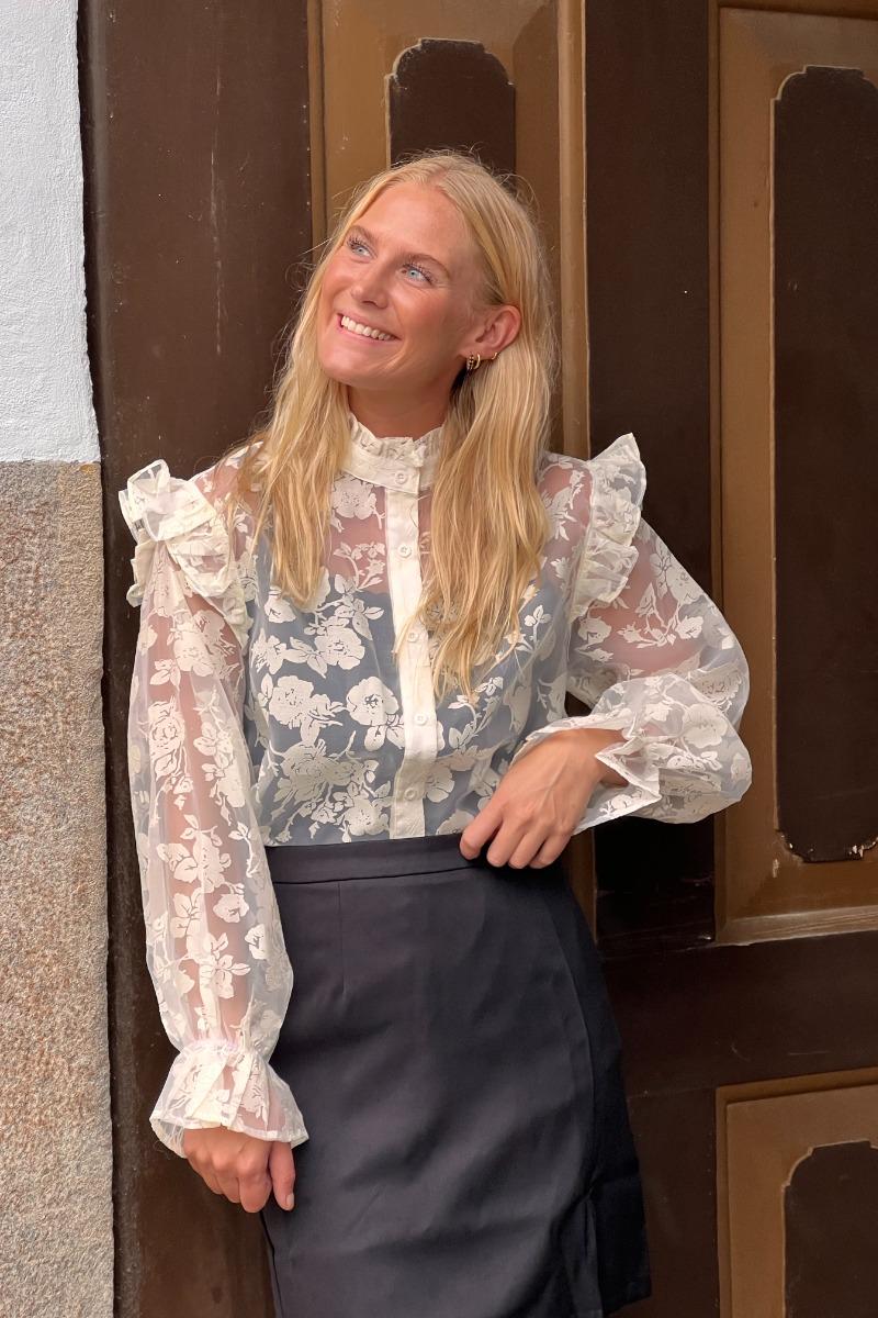 Skjorte   Ly Andrea Blouse   Creme White fra Loved By Lykke