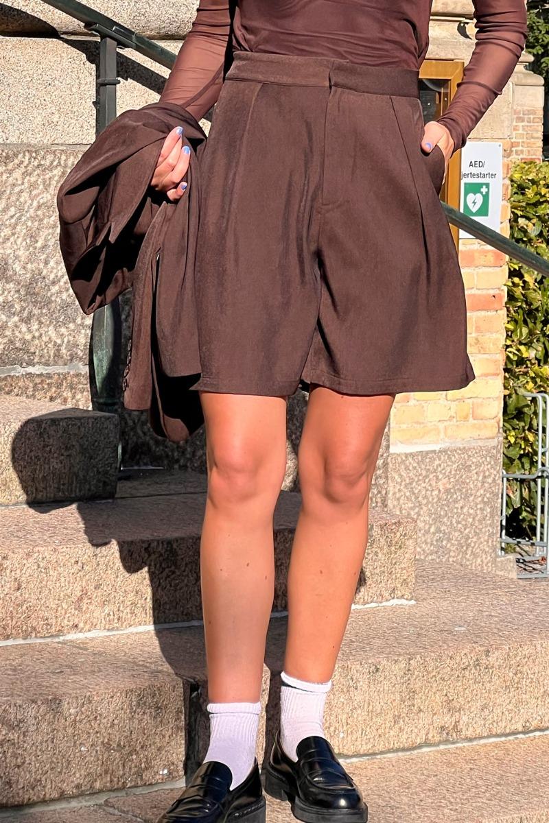 Jorts   Bellis Jorts   Dark Brown fra Loved By Lykke
