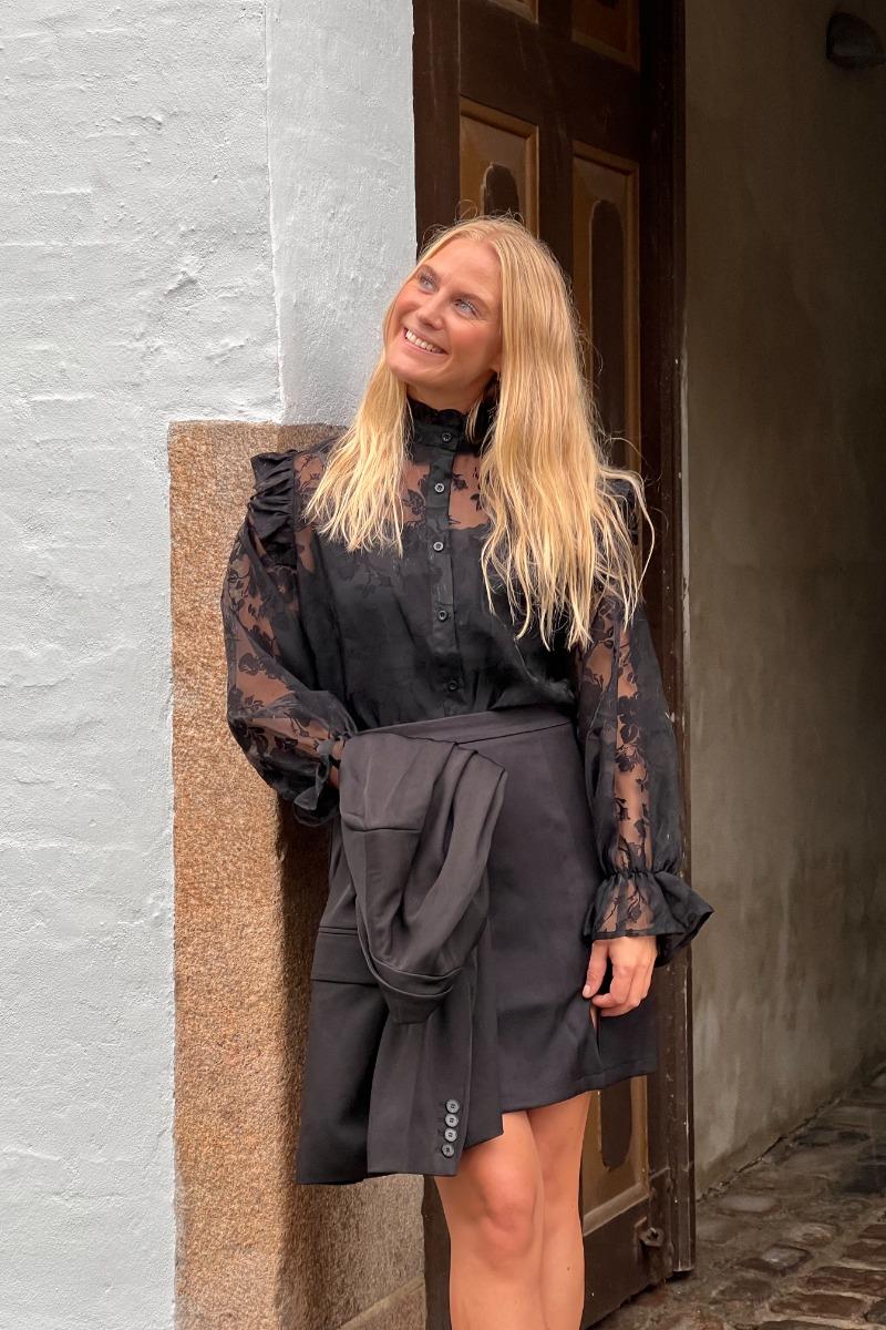 Skjorte   Ly Andrea Blouse   Black fra Loved By Lykke