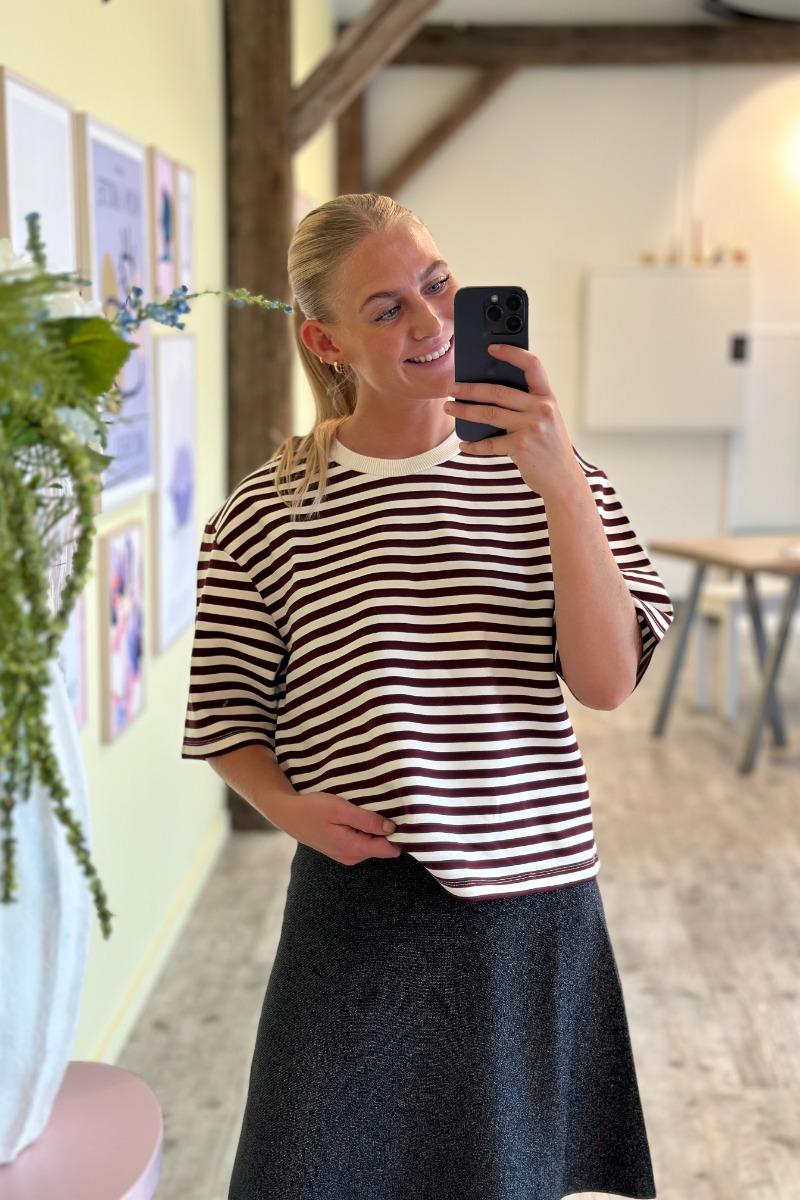T Shirt   Emrys M   Bordeaux Sugar Stripe fra Mbym