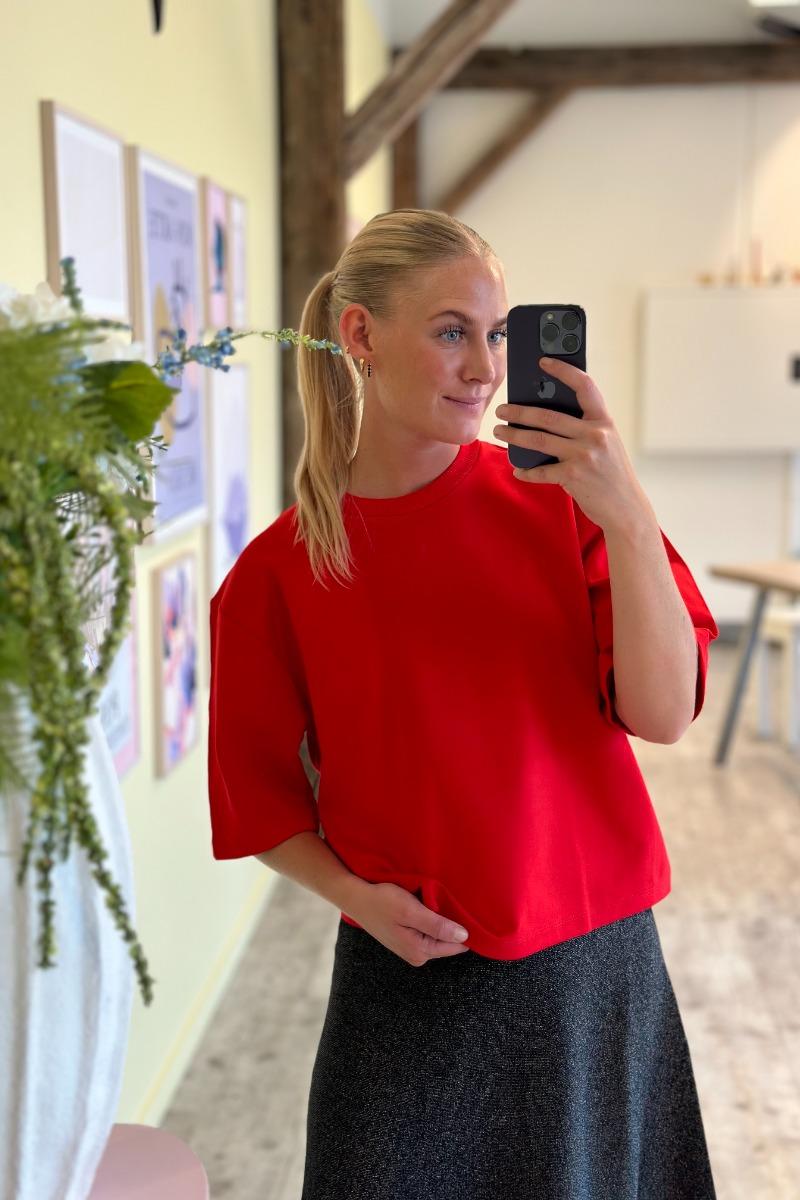 T Shirt   Emrys M   Hibiscus Red fra Mbym
