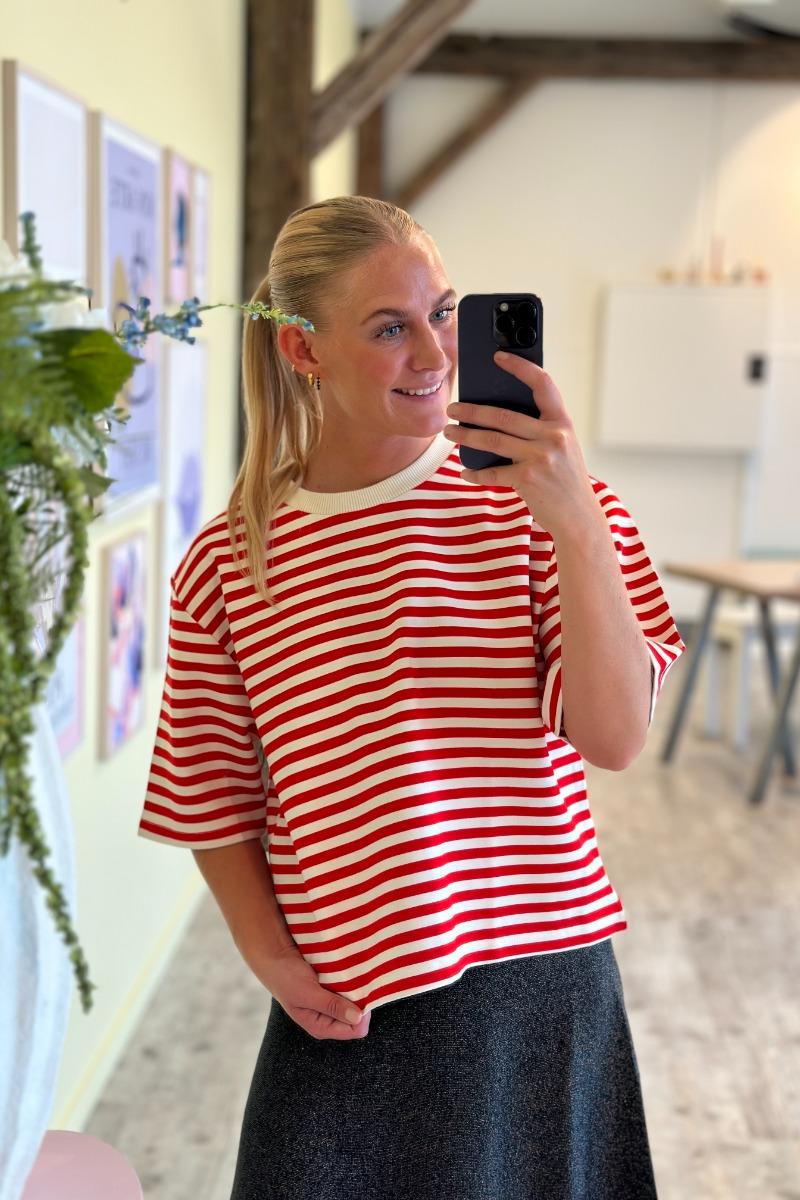 T Shirt   Emrys M   Hibiscus Red Sugar Stripe fra Mbym