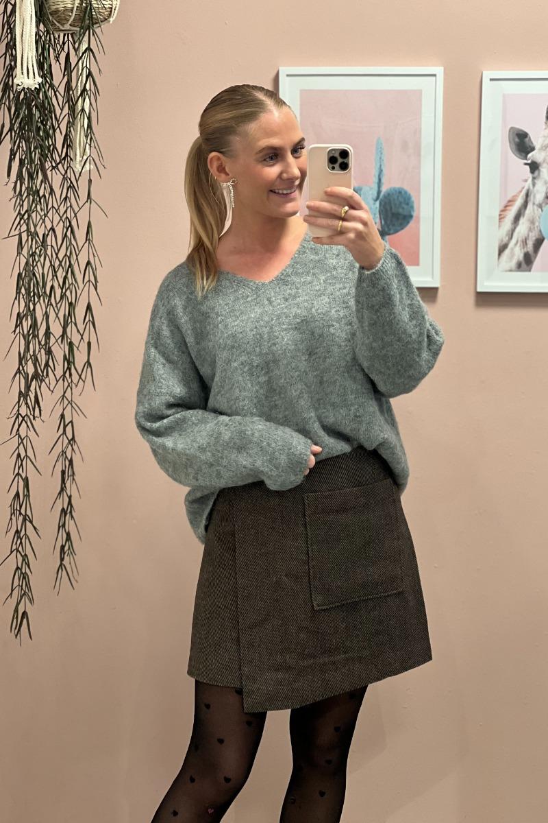 Strik   Pc Pam Ls V Neck Oversize Knit   Dark Grey Melange fra Pieces