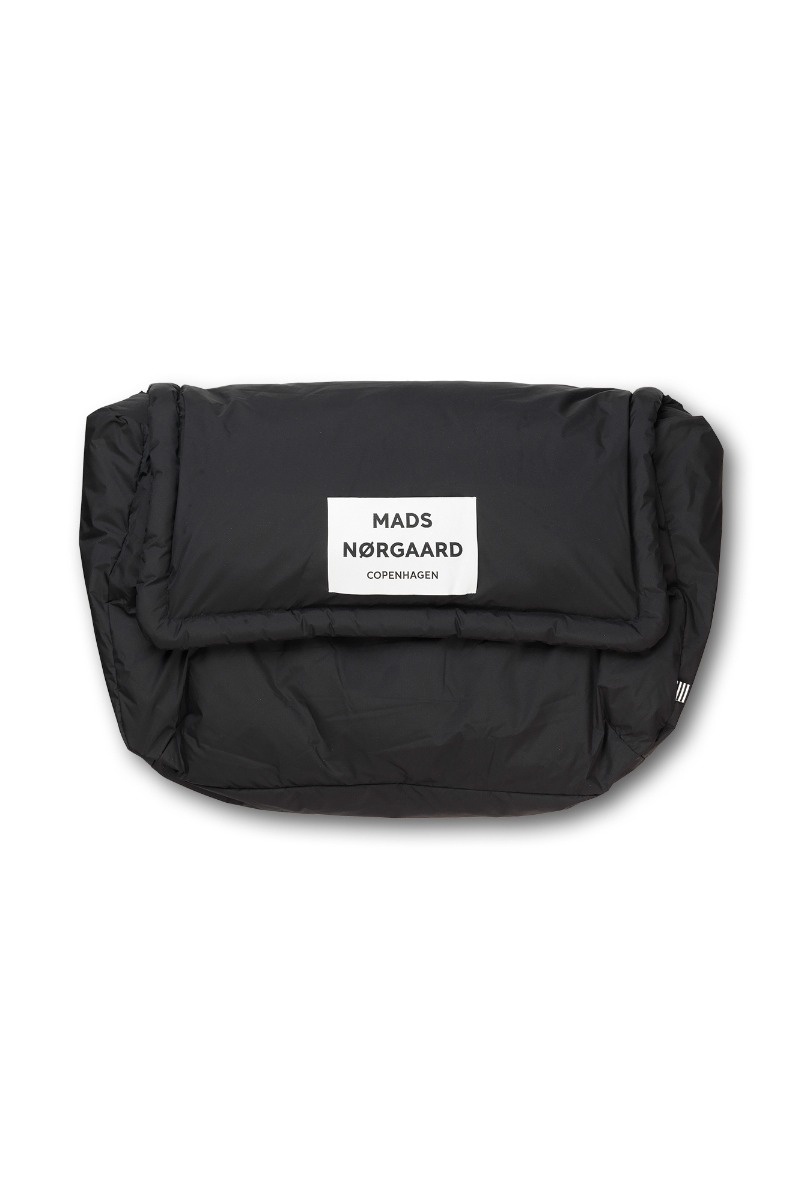 Taske   Recycle Pillow Bomb Bag   Jet Black fra Mads Nørgaard