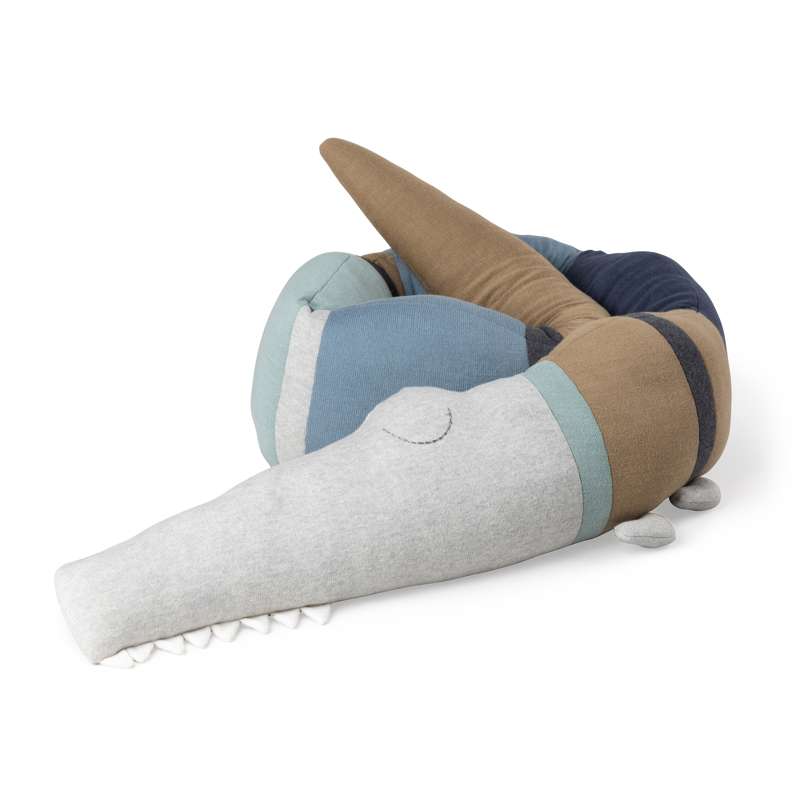 Strikket Pude   Sleepy Croc   Dusty Blue Mix fra Sebra