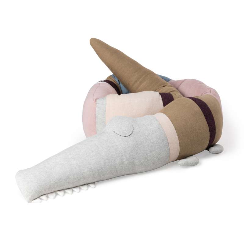 Strikket Pude   Sleepy Croc   Birchbark Rose Mix fra Sebra