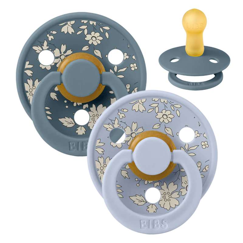 Rund Colour Sut 2 Pak Str. 2 Naturgummi Liberty Capel Dusty Blue Mix fra Bibs
