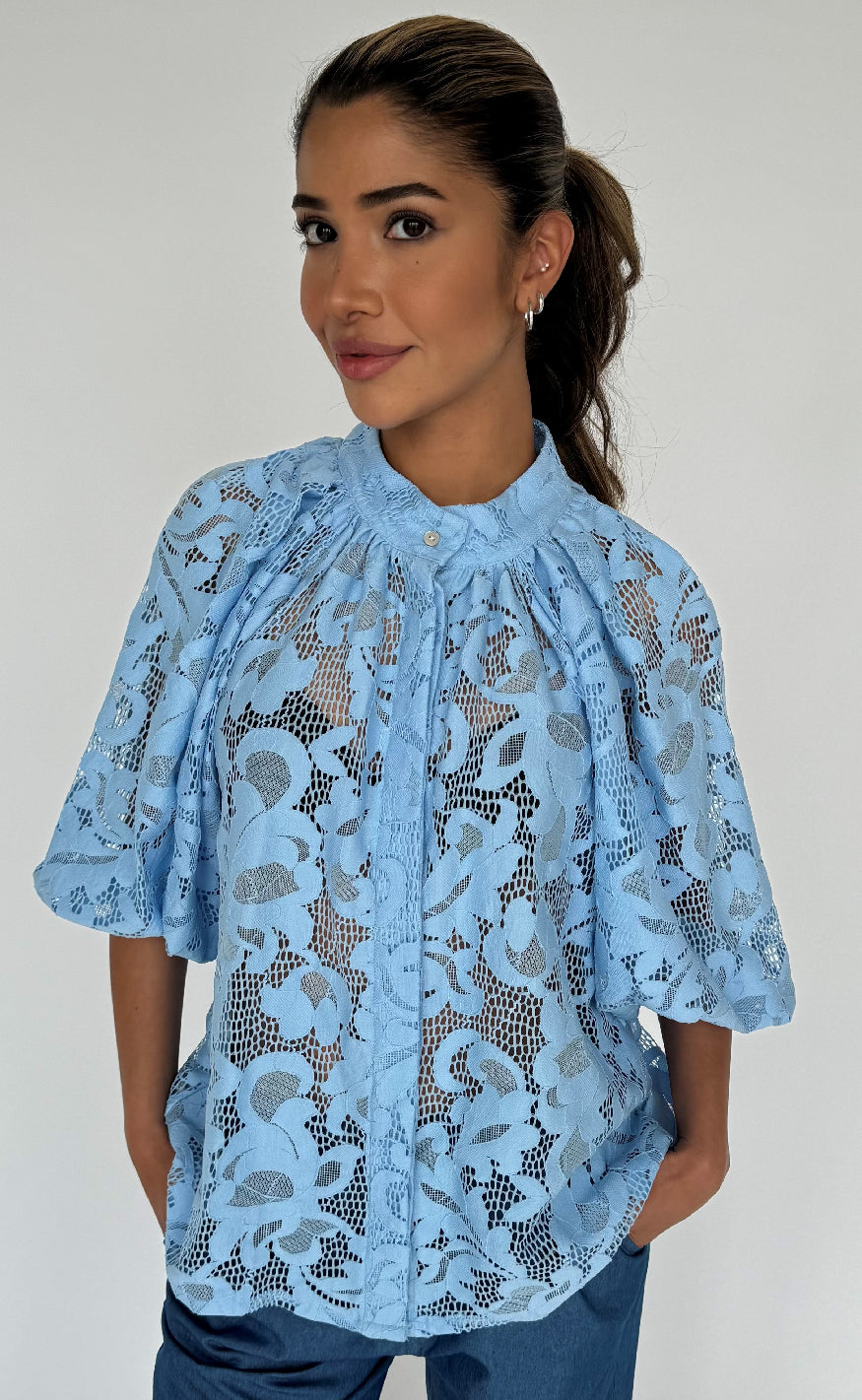 Bluse Sia Big Lace Sky Blue fra Continue