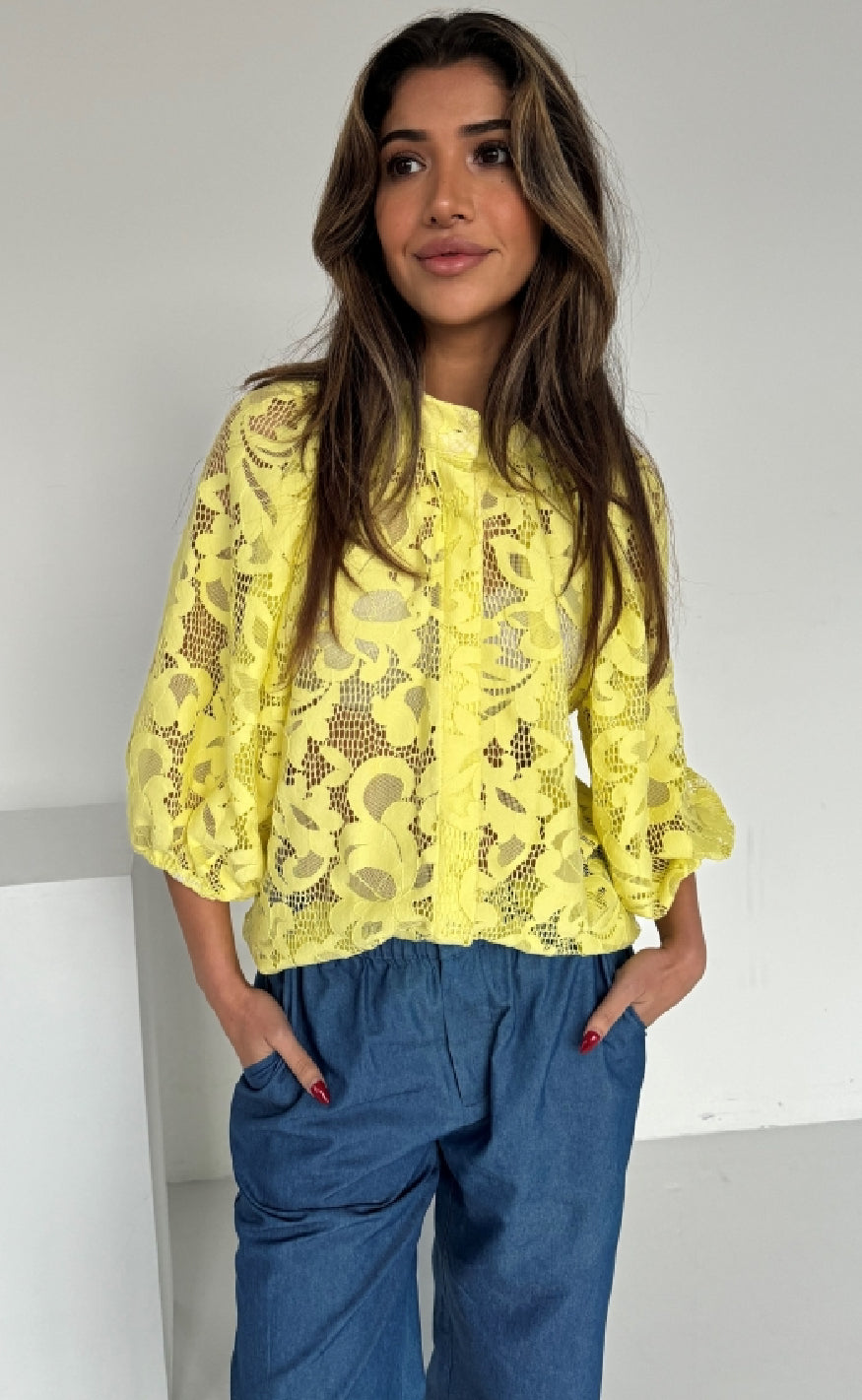Bluse Sia Big Lace Yellow fra Continue