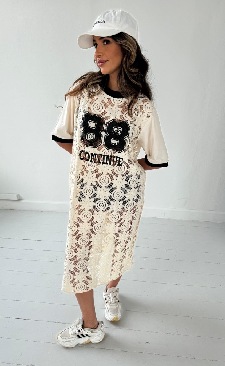 Kjole Conni Lace Off White fra Continue