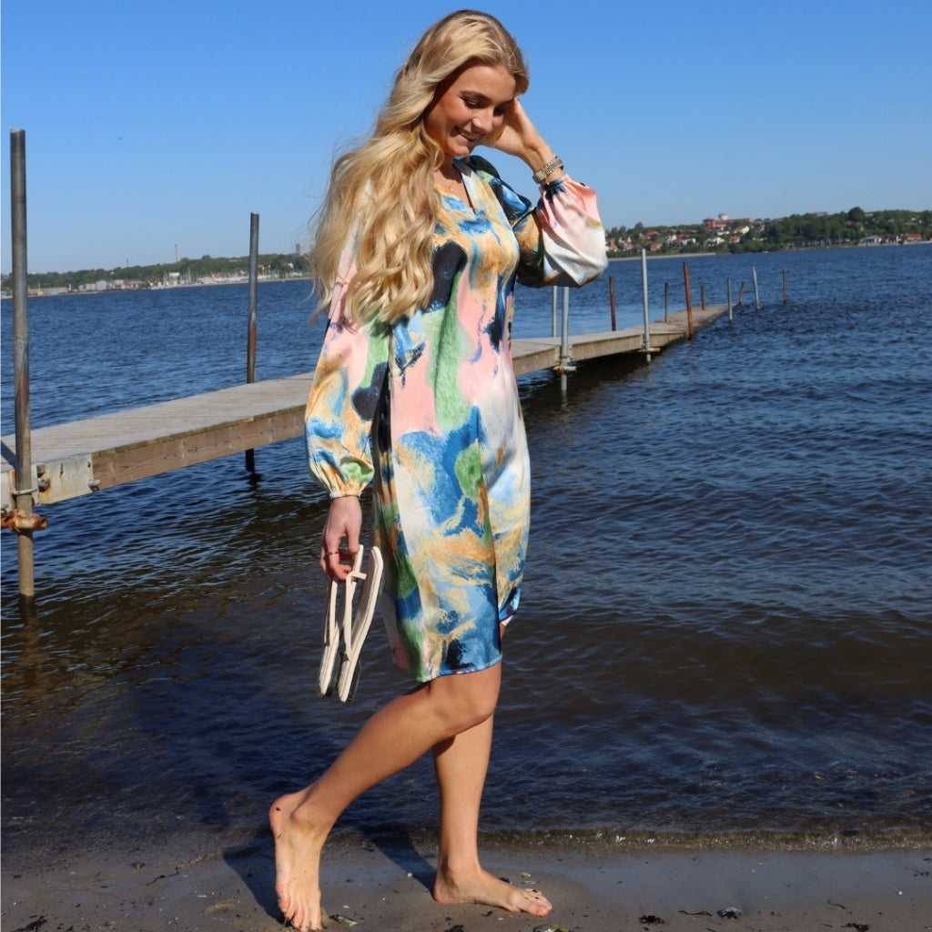Dame Kjole 22059 Pam Dress   Blue Gold Marble fra Liberté