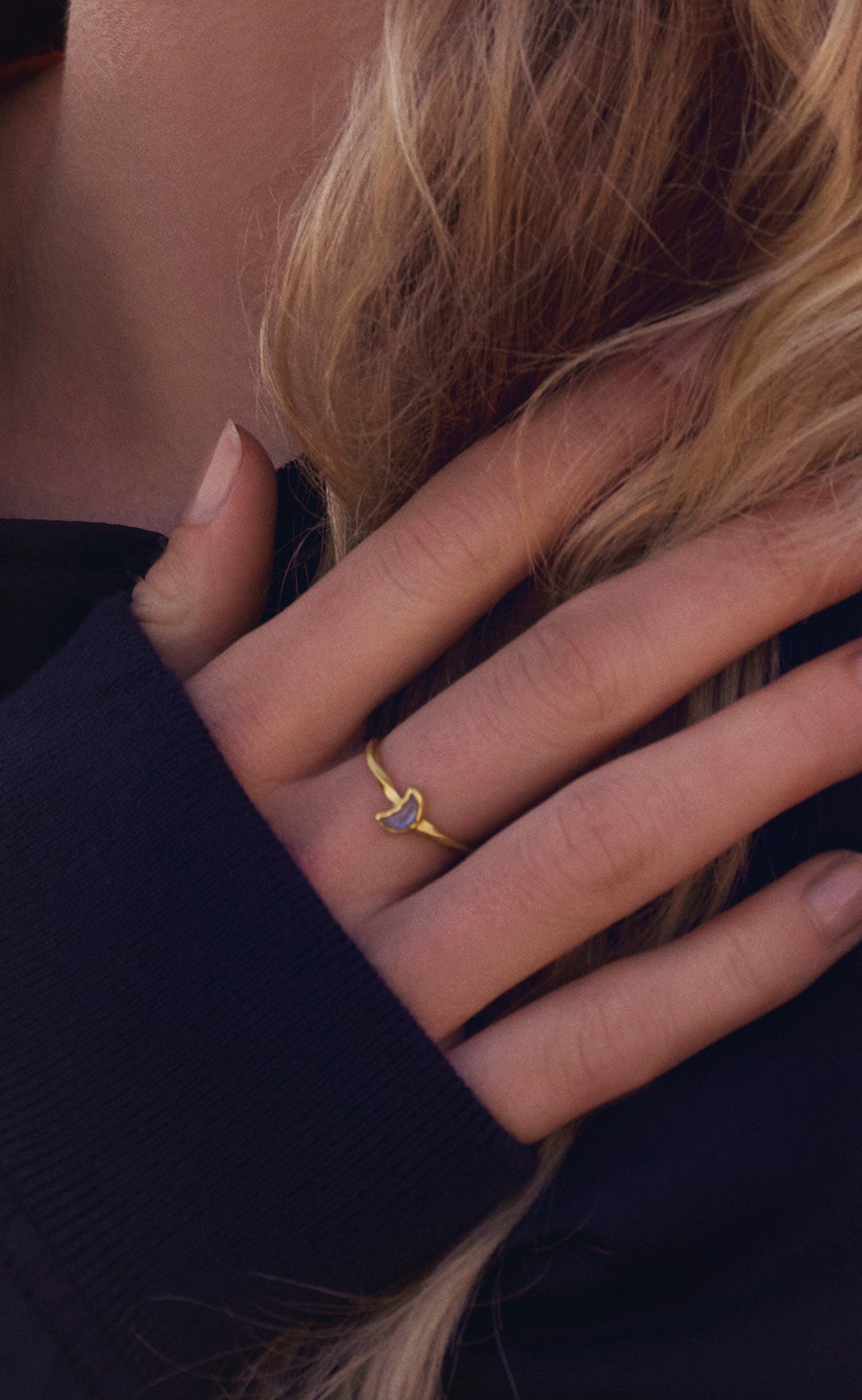 Ring Doris Gold Colour fra Maanesten