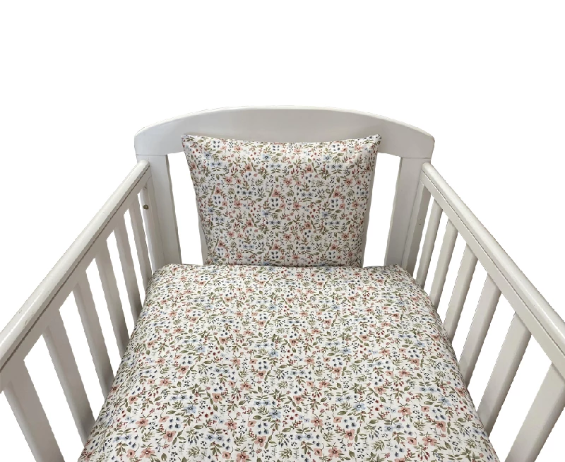 Nm Baby Sengelinned   Hvid M  Olivengrønne Og Lys Blomme Blomster fra Nørgaard Madsen