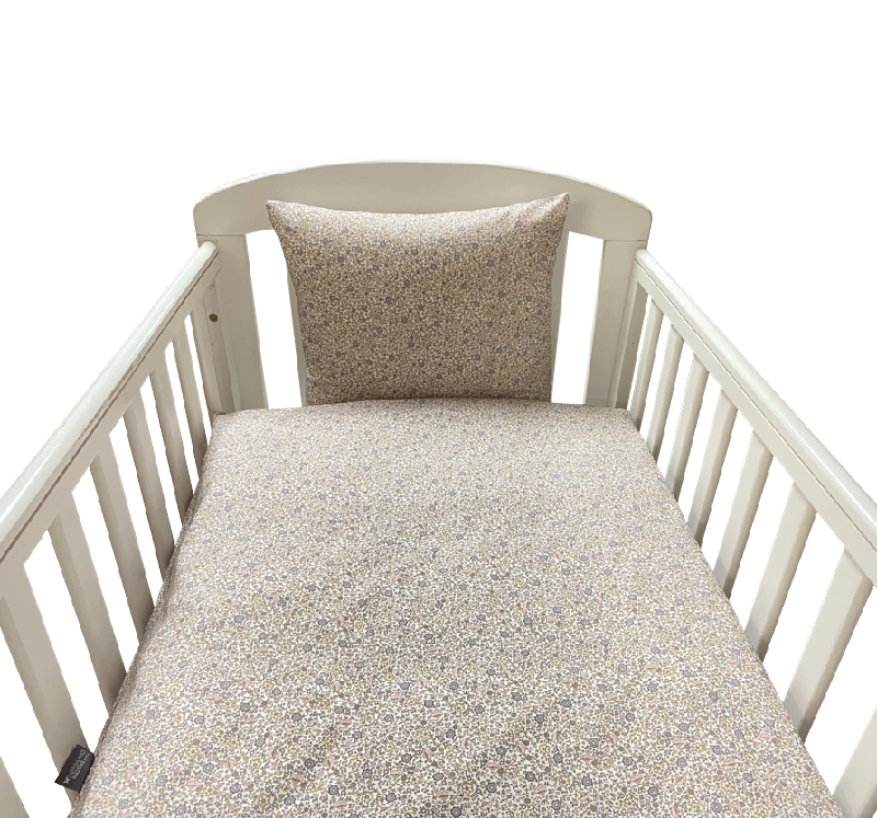 Nm Baby Sengelinned   Lilla Blomster Organic fra Nørgaard Madsen
