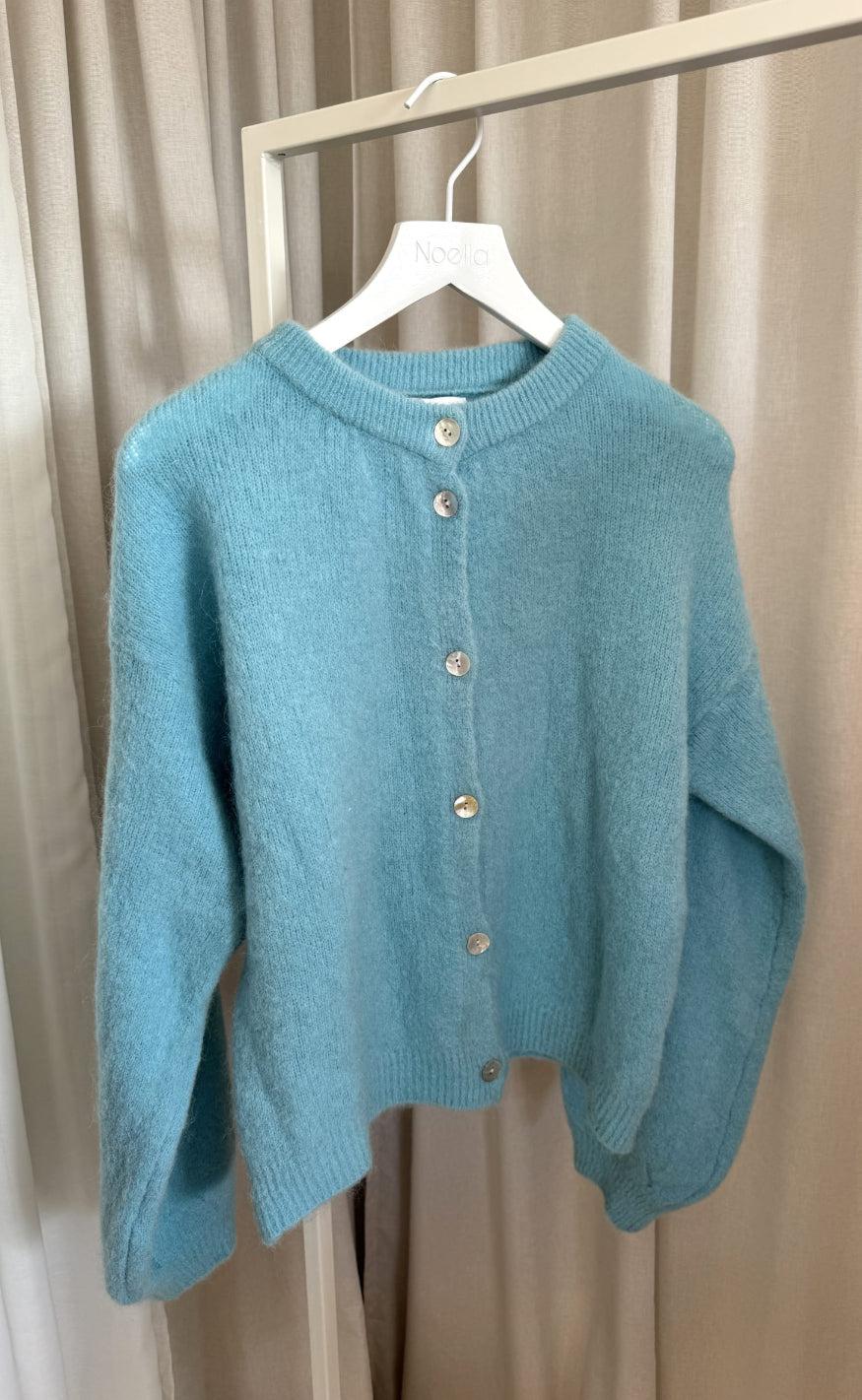 Cardigan   Kae   Daydream Blue fra Noella