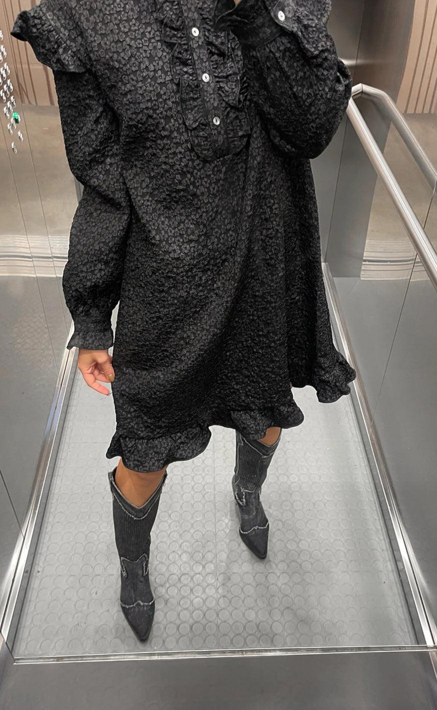 Kjole   Reno Ruby Ruffle   Black fra Noella