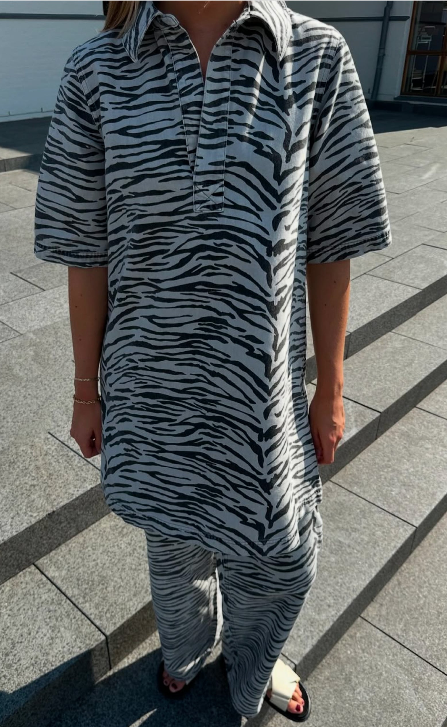 Kjole Gry Zebra fra Only