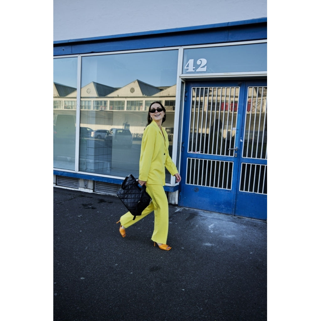 X Ditte Estrup Pcmolly Hw Wide Denim Pant   Golden Kiwi fra Pieces