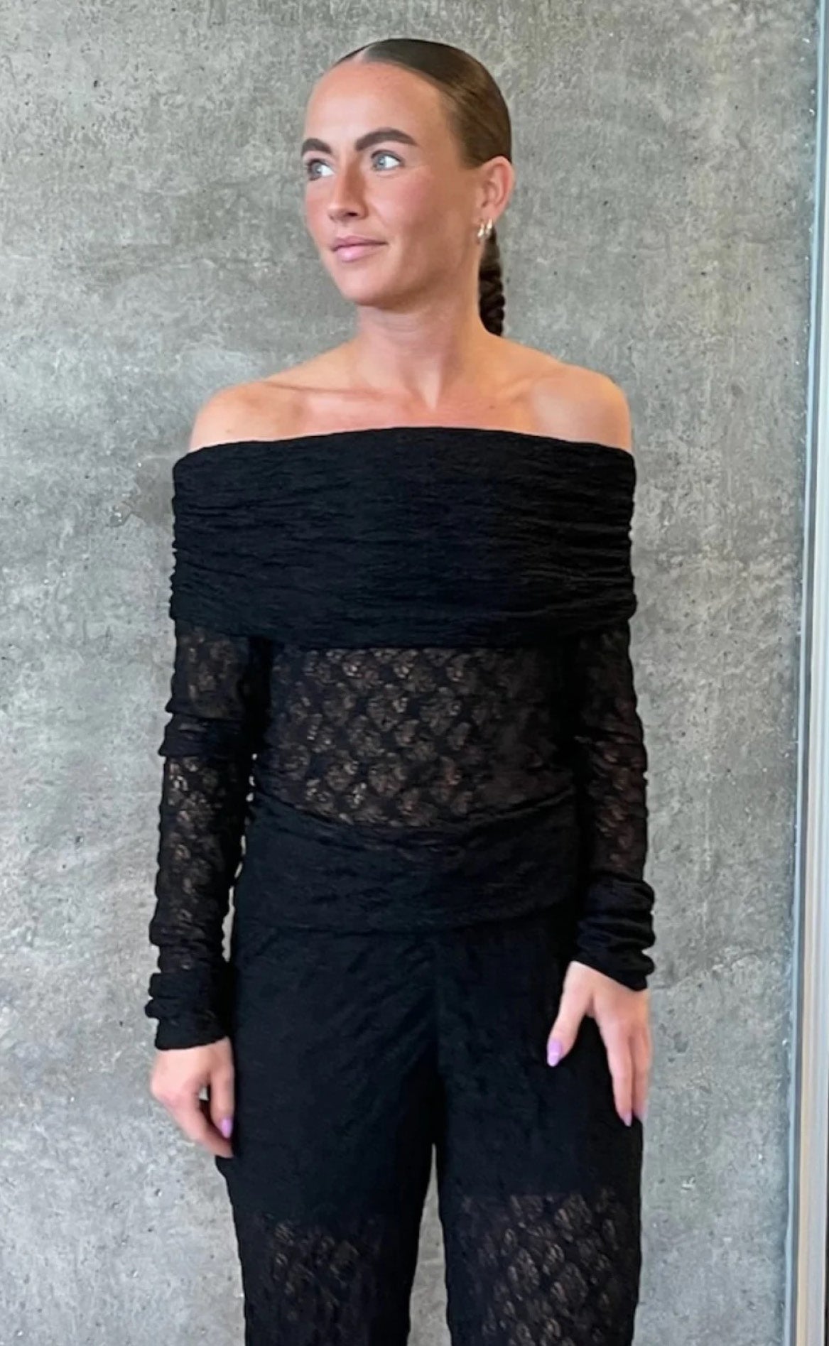 Bluse   Naya Off Shoulder Lace   Black fra Pieces