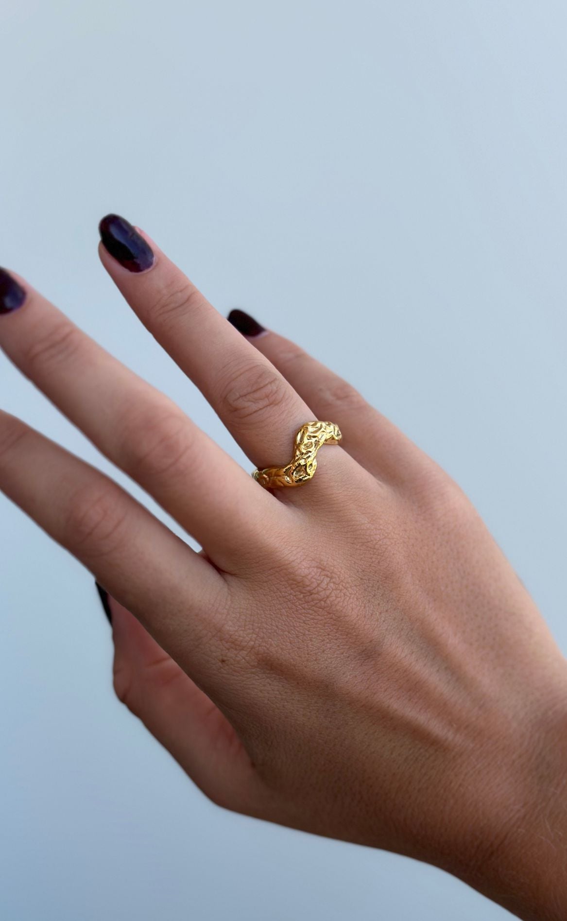 Ring   Helena Hammered   Golden fra Smykkeli Copenhagen