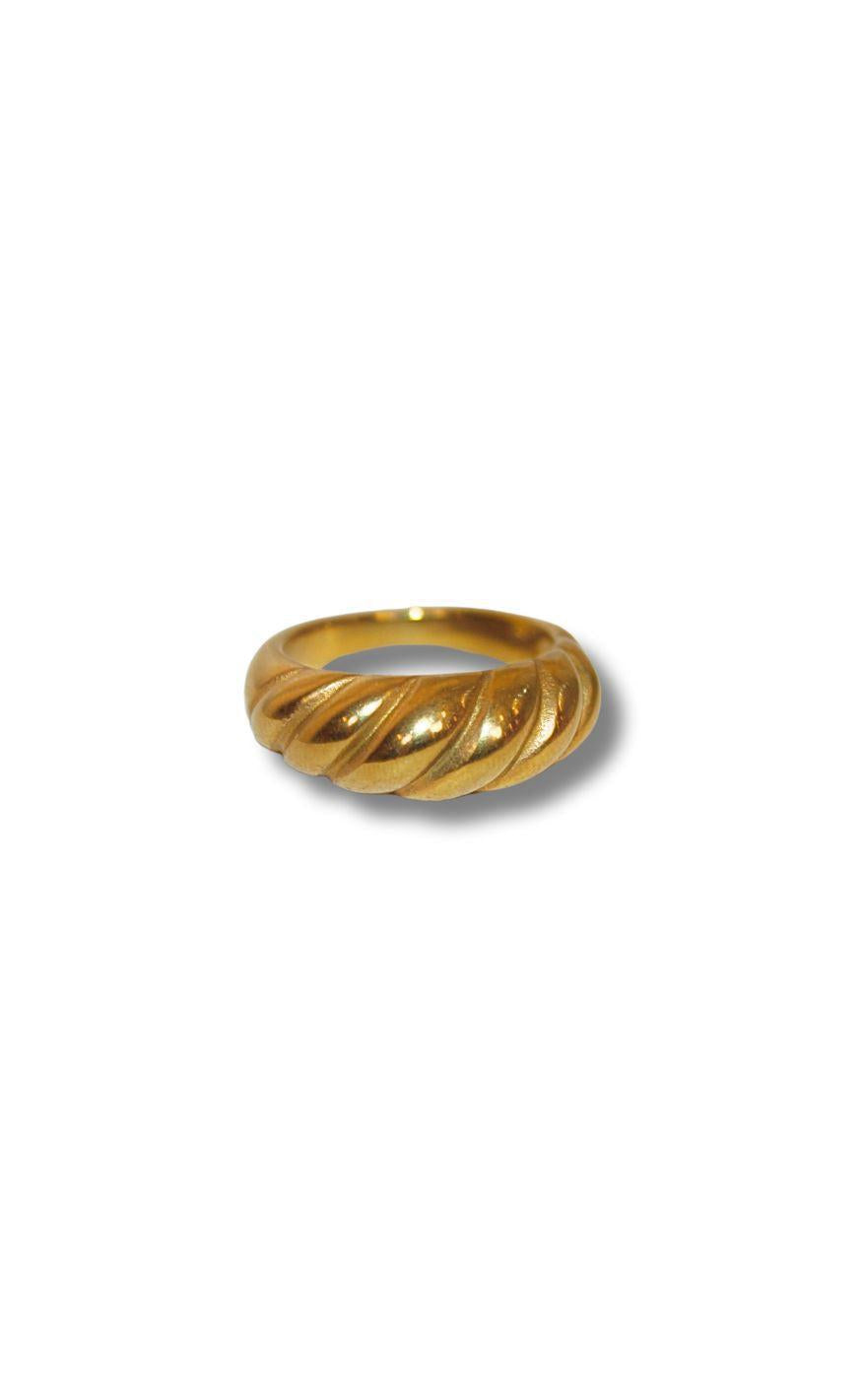Ring   Twisted Crossaint Large   Golden Colour fra Smykkeli Copenhagen