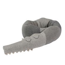 Strikket Pude   Sleepy Croc   Elephant Grey fra Sebra