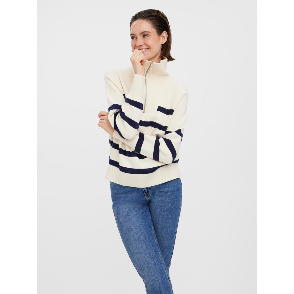 Highneck Vmsaba Birch Navy Blazer fra Vero Moda