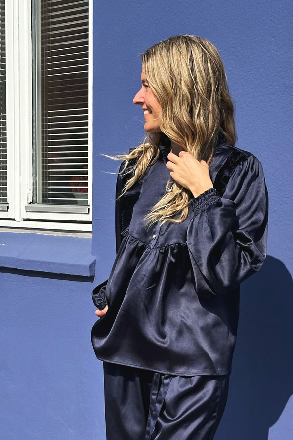Bluse Silke Shinny Navy Blue fra Continue