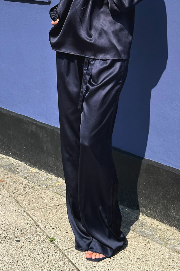 Bukser   Randi Satin   Navy Blue fra Continue