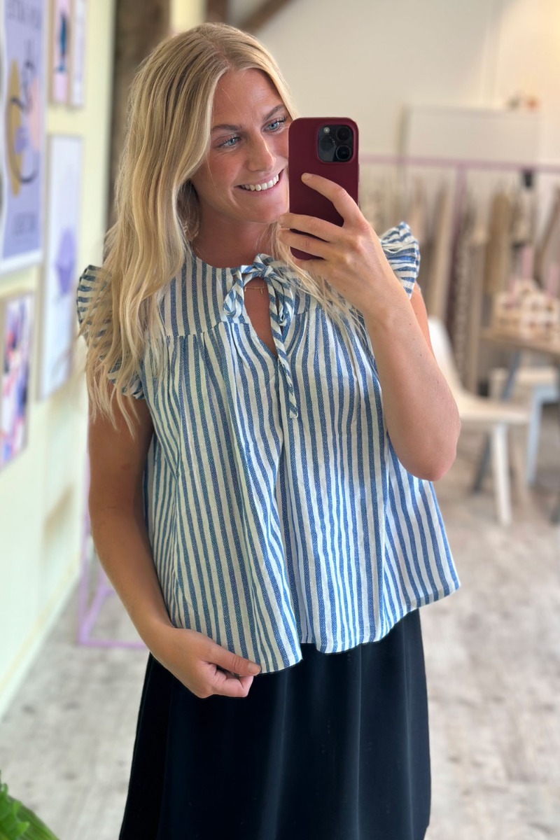 Top   Lilli Stripe Blouse   Blue Stripe fra Continue