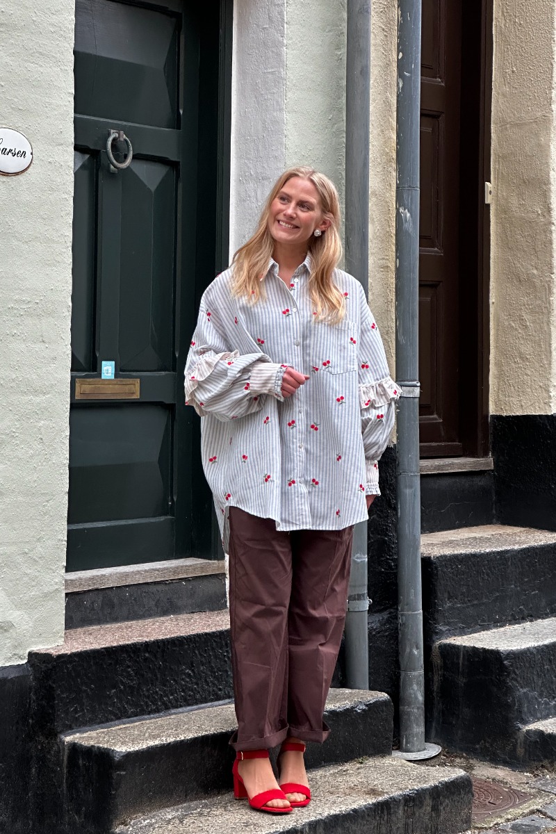 Stories From The Atelier By Copenhagen Shoes Skjorte I Am A Cherry White (levering Midt April)