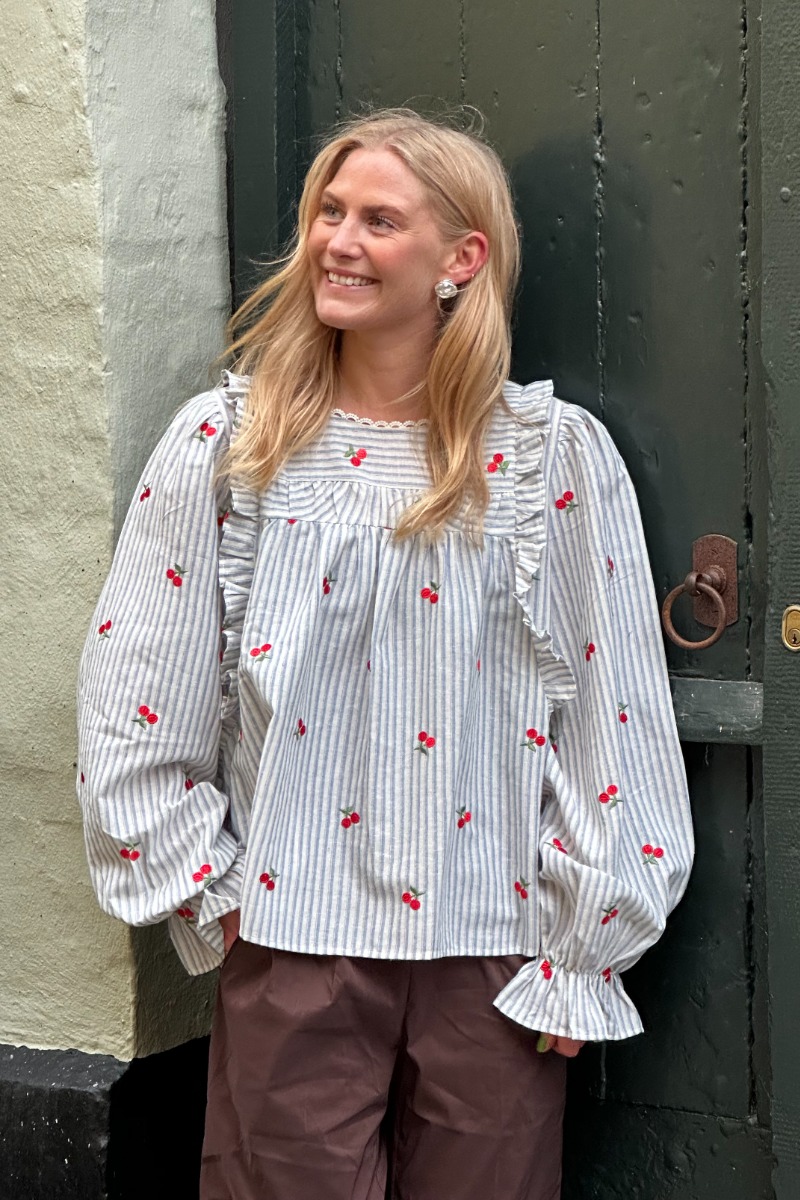 Stories From The Atelier By Copenhagen Shoes Bluse The Cherry One White (levering Midt April)