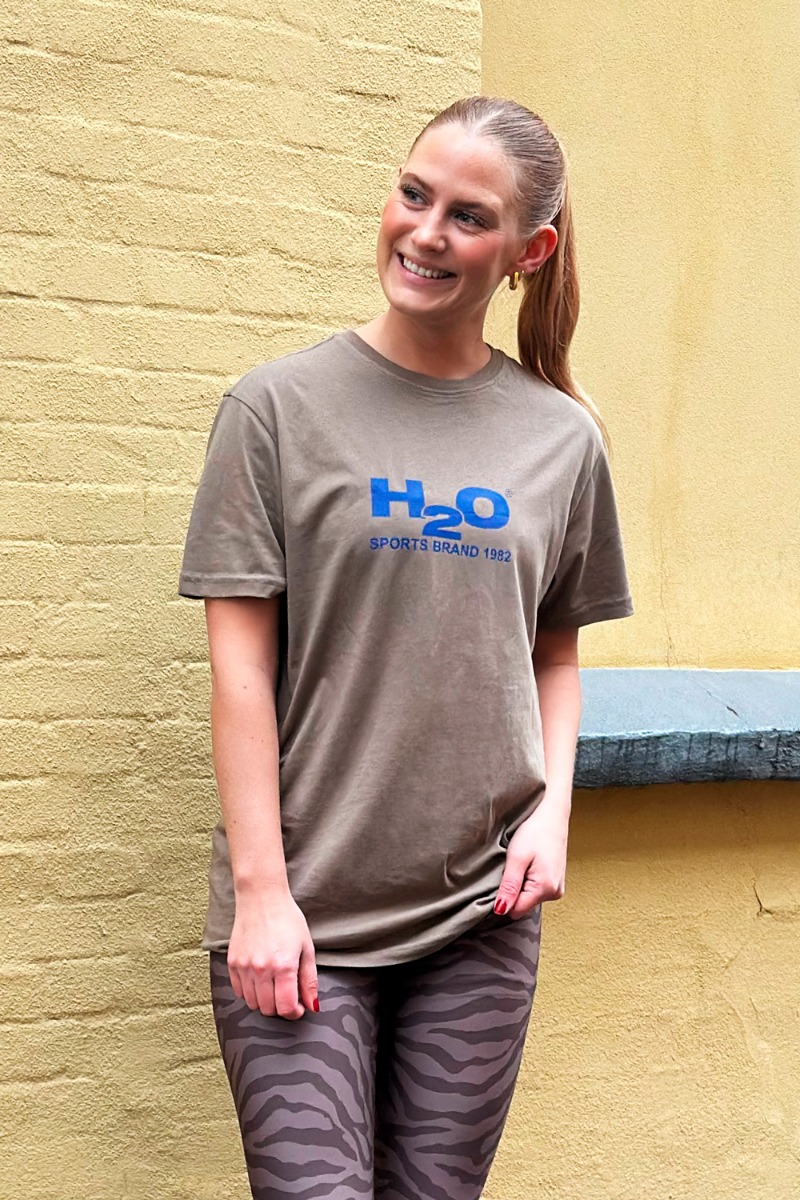 X Lykke   T Shirt   Logo Tee   7017 Dusty Oak Cobalt Blue fra H2o