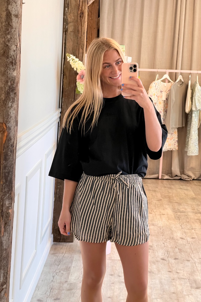 Shorts   Ia Foxa Striped Beach Sho   Black Stripe fra Ichi