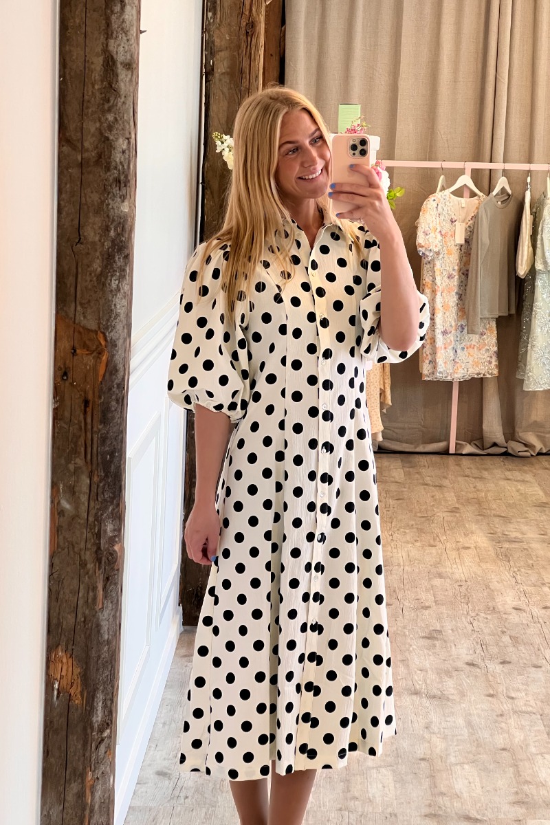 Kjole Martilda Big Dot Black Dot fra Continue