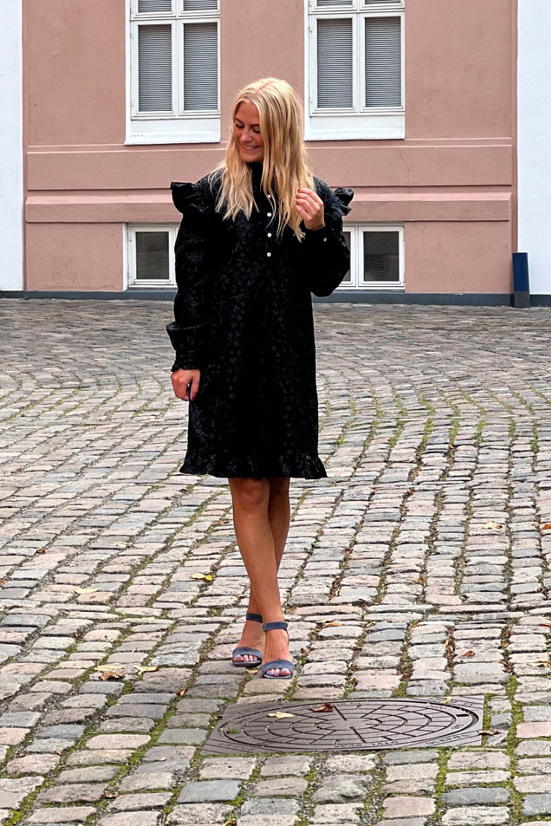 Kjole Reno Ruby Ruffle Dress Black fra Noella
