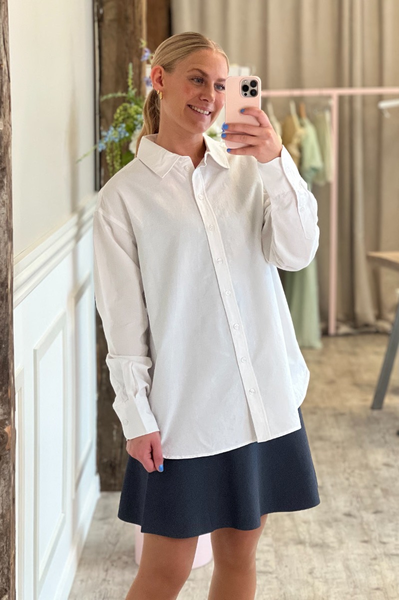 Skjorte   Poppy Oxford Loose Shirt   Bright White fra Pieces