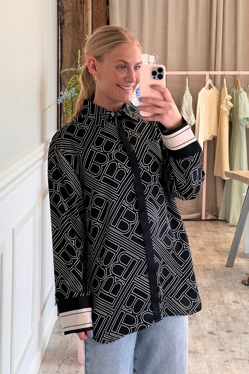 Skjorte   Floretbb Aude Shirt   Dark Logo Print fra Bruuns Bazaar