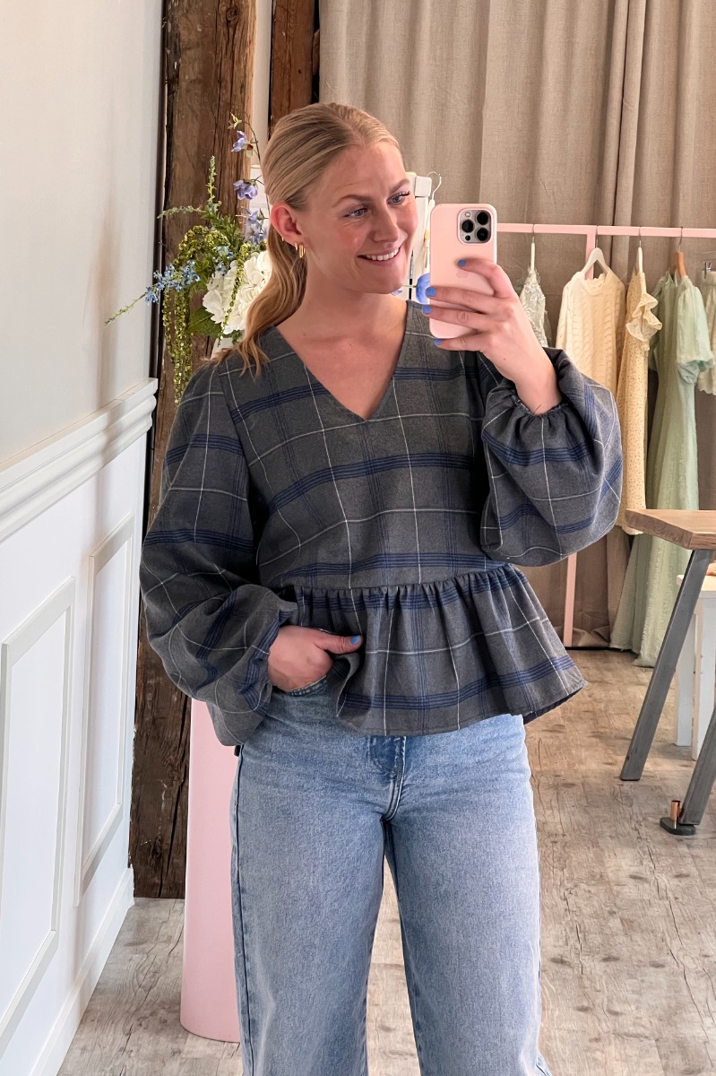 Bluse   Pc Diana Ls V Neck Top   Concrete Grey fra Pieces